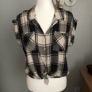 Jachs Girlfriend Medium Button Up with cap sleeve